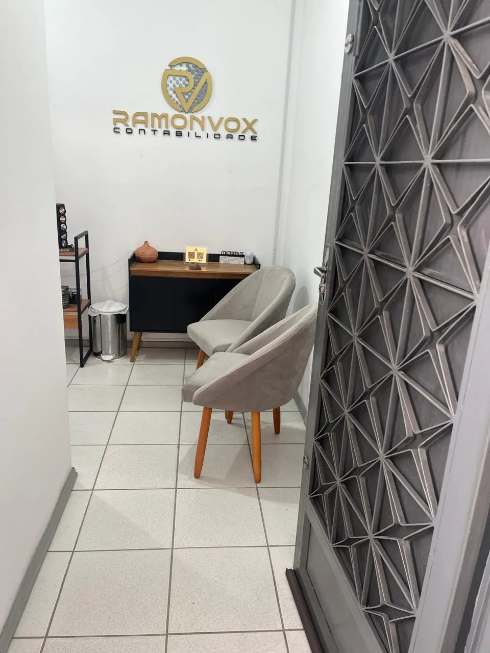Recepção da Ramonvox Contabilidade com cadeiras e logotipo